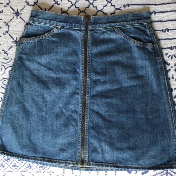 Levi’s Denim Zippered Mini Skirt with pockets - size 28 - Picture 1 of 6